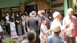 Sejumlah keluarga dan kerabat mendatangi rumah duka almarhum Didi Widiatmoko atau lebih akrab disapa Didi Petet di kawasan Ciputat, Tangsel, Jumat (15/5/2015). Didi Petet meninggal di usia 58 Tahun. (Liputan6.com/Helmi Afandi)