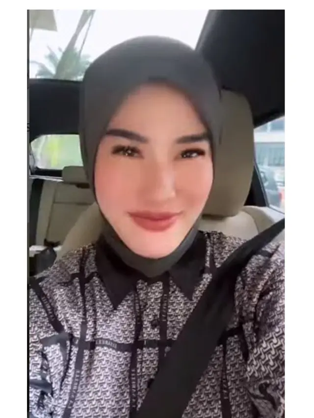 8 Potret Terbaru Stevi Agnecya, Putuskan Mantap Berhijab