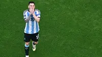 Pertandingan Messi bersama Argentina kali ini sangat dinantikan mengingat ini mungkin Piala Dunia terakhir bagi La Pulga. Namun penampilannya kali ini tidak maksimal dan Argentina harus menelan kekalahan dari Arab Saudi 1-2. (AFP/Antonin Thullier)