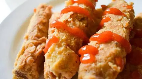 Sosis goreng tepung renyah dengan warna keemasan, disajikan hangat dengan saus sambal dan mayones