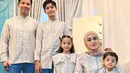 Keluarga Fairuz A Rafiq dan Sonny Septian sering menjalani pemotretan keluarga bersama. Ini adalah potret kebersamaan keluarga Fairuz dan Sonny ketika momen Lebaran Idulfitri. Dalam keterangan unggahannya, artis berusia 39 tahun ini ungkap jika ia mengenakan baju koleksi Lebaran dari Shireen Sungkar. Dengan busana selaras, keluarga artis ini makin kompak di hari bahagia. (Liputan6.com/IG/@dierabachir_photography)