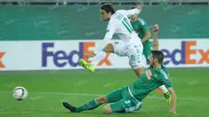Tendangan pemain Sassuolo, Alessandro Matri, masih mampu dihadang bek Rapid Vienna dalam laga Grup F Liga Europa di Stadion Allianz, Wina, Jumat (21/10/2016) dini hari WIB. Rapid bermain imbang 1-1 melawan Sassuolo.. (Bola.com/Reza Khomaini)