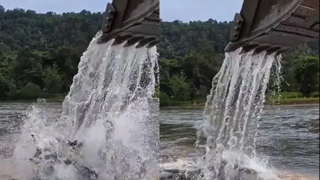 Mencuci motor pakai kendaraan alat berat