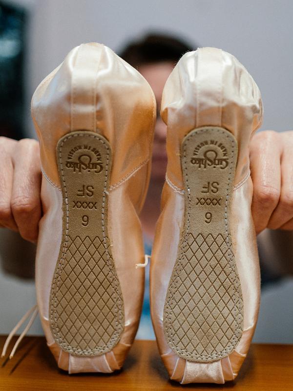 Pekerja menyelesaikan pembuatan sepatu pointe di bengkel perusahaan Grishko, Moskow, Rusia, 25 Februari 2020. Di Amerika Serikat, sepatu pointe buatan Grishko dijual dengan merek Nikolay. (Dimitar DILKOFF/AFP)
