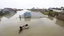 Seorang pria tampak menerjang genangan banjir di Faridpur, Bangladesh (19/7/2020). Banjir yang dipicu tingginya curah hujan musiman dan derasnya air dari perbukitan kembali memburuk di beberapa wilayah Bangladesh, termasuk Distrik Faridpur. (Xinhua/Salim)