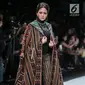 Penyanyi Maia Estianty berjalan di 'catwalk' mengenakan busana rancangan Anne Avantie yang bertajuk Badai Pasti Berlalu pada perhelatan Jakarta Fashion Week 2019 di Senayan City, Jakarta, Selasa (23/10). (Liputan6.com/Faizal Fanani)