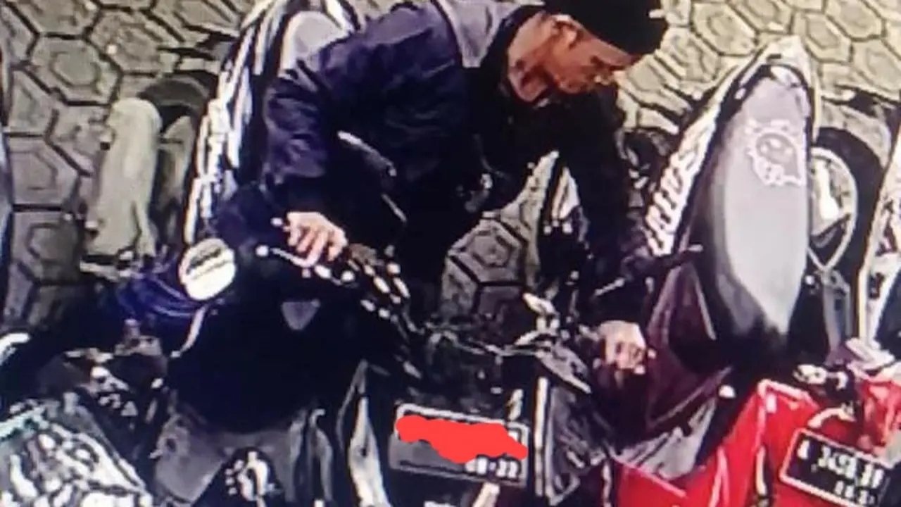 Aksi Pencurian Kotak Amal Masjid Terekam CCTV. (Dokumentasi Polres Serkot).
