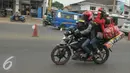 Pemudik menggunakan motor membawa barang bawaan yang melebihi kapasitas di jalur Cikampek, Jawa Barat, Minggu (3/7). H-3 jelang Lebaran jalur Cikampek menuju Cirebon terlihat sepi. (Liputan6.com/Gempur M Surya)