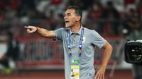 Pelatih Timnas Indonesia U-23, Gerald Vanenburg memberikan instruksi kepada pemainnya dalam laga Grup A Piala AFF U-23 2025 melawan Malaysia di Stadion Utama Gelora Bung Karno (SUGBK), Senayan, Jakarta, Senin (21/07/2025). (Bola.com/Abdul Aziz)
