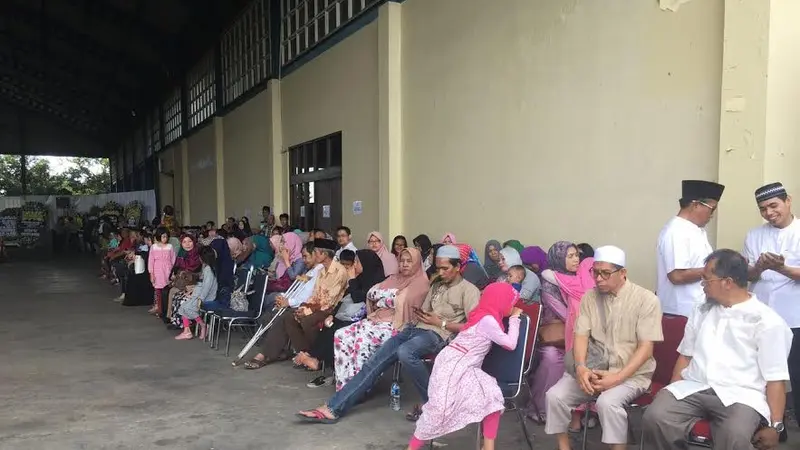 Keluarga korban pesawat Polri jatuh berkumpul di Pondok Cabe