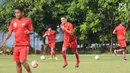 Pemain asing Persija asal Brasil, Jaimerson da Silva Xavier (tengah) saat latihan di Lapangan Sutasoma, Halim Perdanakusuma, Jakarta, Jumat (29/12). Jaimerson akan menggantikan peran William Pecheco yang hengkang. (Liputan6.com/Helmi Fithriansyah)