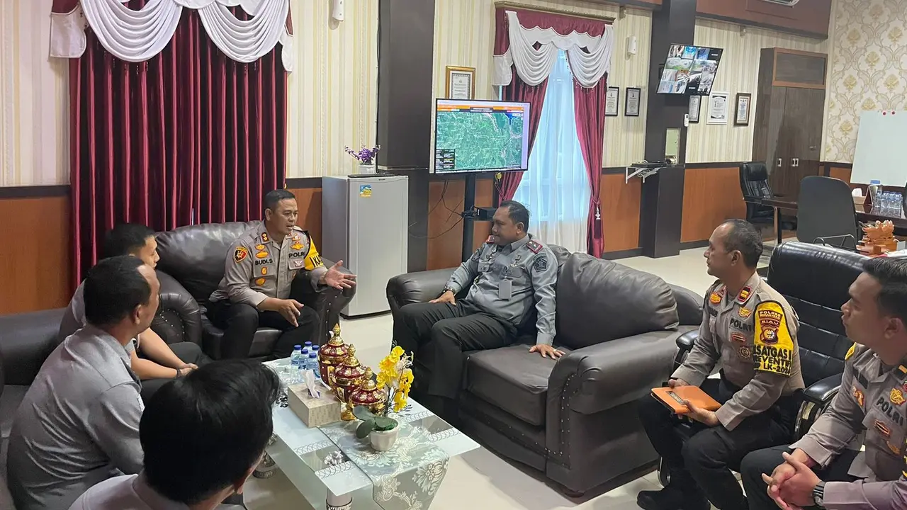 Kapolres Rokan Hulu AKBP Budi Setiyono bersilaturahmi dengan Kepala Lapas Pasirpangaraian beserta jajaran membahas TPS khusus untuk narapidana.