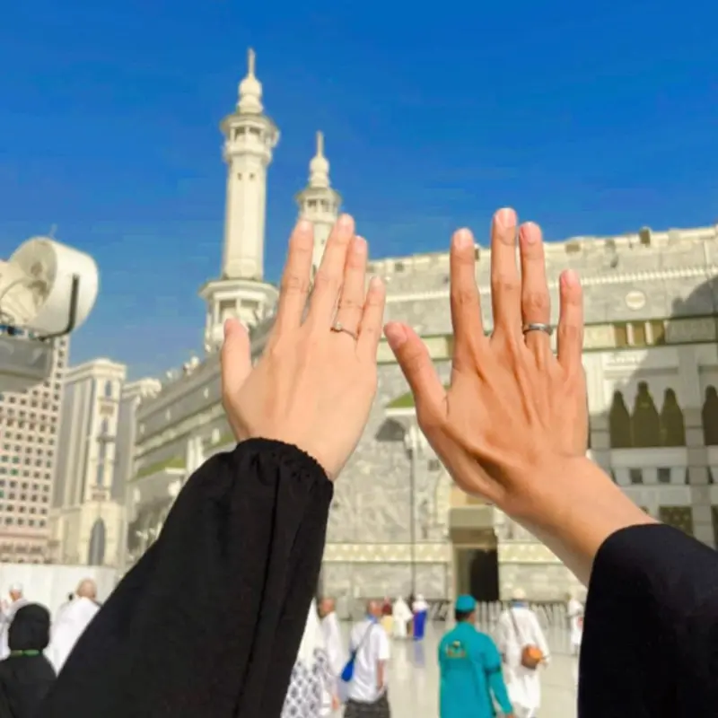 Akui Sudah Menikah di Makkah, Ini 6 Potret Mesra Beni Mulyana dan Istri