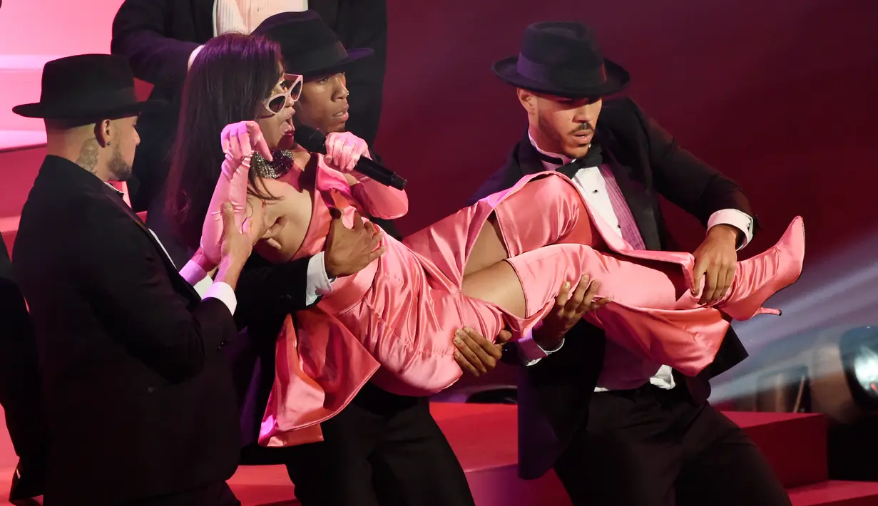 Aski panggung Camila Cabello saat tampil dalam iHeartRadio Music Awards 2018 di Inglewood, California (11/3). (Chris Pizzello / Invision / AP)