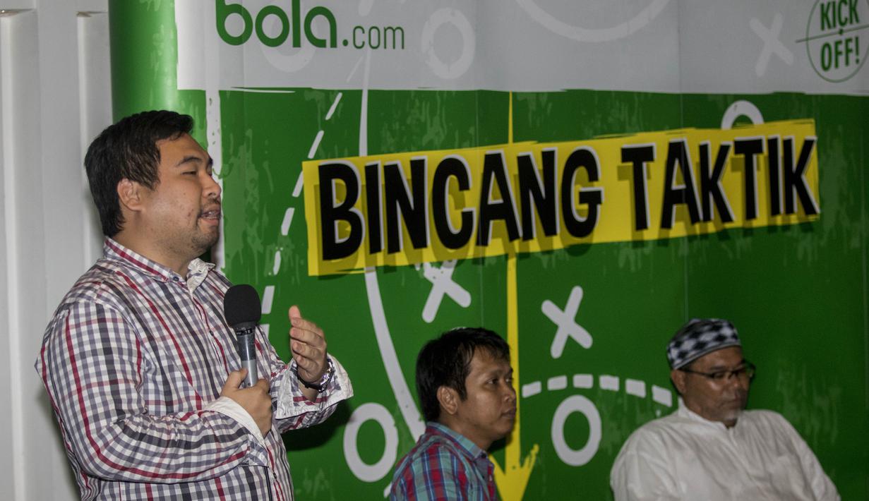 Pendiri Kick Off Indonesia, Ganesha Putera, menjadi moderator pada diskusi Bincang Taktik di Kantor Bola.com, Jakarta, Rabu (16/11/2016). (Bola.com/Vitalis Yogi Trisna)