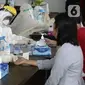 Petugas medis mengambil sampel darah saat screening test virus corona COVID-19 di Pasar Modern BSD, Tangerang Selatan, Banten, Selasa (21/4/2020). Screening test pendeteksi dini tersebut dilakukan di 12 lokasi di Tangerang Selatan untuk menanggulangi COVID-19. (merdeka.com/Dwi Narwoko)