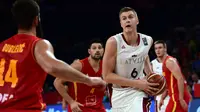 Bintang NBA asal Latvia, Kristaps Porzingis, mengaku sudah tak sabar untuk bermain di Piala Dunia FIBA 2023 yang berlangsung di Indonesia. (AFP/Ozan Kose)