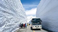 Saat berlibur ke Jepang, rasakan sensasi seru melewati koridor salju setinggi 17 meter. (Foto: Instagram @japanwalkersea)