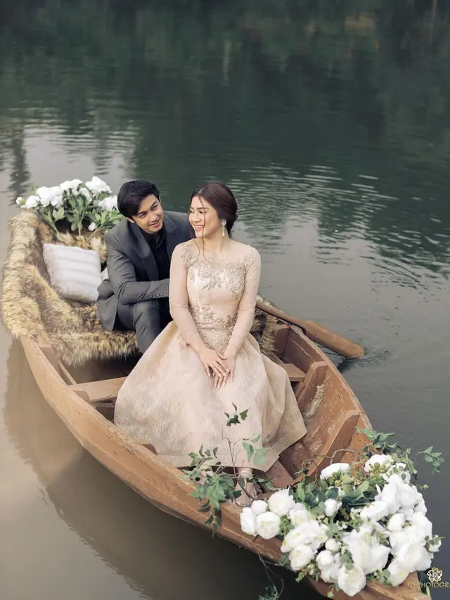 6 Gaya Prewedding Felicya Angelista dan Caesar Hito di Atas Perahu, Romantis