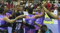 Para pemain BNI 46 merayakan kemenangan 3-2 atas Palembang Bank SumselBabel pada laga putaran pertama final four Proliga 2019 di GOR Joyoboyo Kediri, Jawa Timur, Minggu (10/2/2019). (foto: Humas PBVSI)