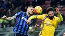 Striker Inter Milan, Mauro Icardi, berebut bola dengan pemain Sampdoria, Mattia Cassani, dalam lanjutan Serie A Italia di Stadion Giuseppe Meazza, Milan, Minggu (21/2/2016). (AFP/Giuseppe Cacace)