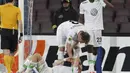 Para Penggawa Wolfsburg mengalami kesedihan, setelah timnya gugur di perempat final European League, Jumat (24/4/2015). (AFP).