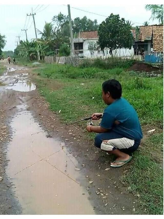Aksi Kocak Saat Orang Mancing Ini Bikin Geleng-Geleng