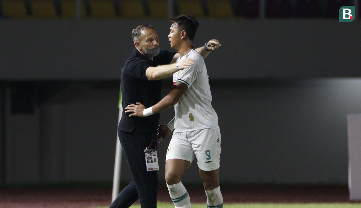 Pemain PS Sleman, Saddam Emiruddin Gaffar (kanan) mendapatkan selamat dari pelatih Dejan Antonic usai berhasil menjebol gawang Persib Bandung dalam laga leg kedua semifinal Piala Menpora 2021 di Stadion Manahan, Solo, Senin (19/4/2021). (Bola.com/Ikhwan Y