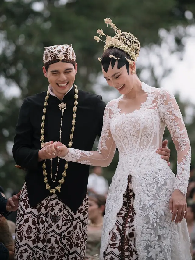 Kebaya pilihan Luna Maya di hari pernikahan. [@lunamaya]