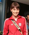 Mengenakan jaket training merah, Luna Maya saat itu masih terlihat muda. Ia pun tampil natural dengan memerlihatkan wajah blasteran yang memesona. Dengan rambut pirang diikat ke belakang lengkap dengan poni depannya. [Dok. Kapanlagi.com]
