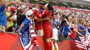 Kiper AS, Hope Solo merayakan dengan suaminya Jerramy Stevens usai memenangkan gelar juara Piala Dunia wanita 2015 di BC Place, Kanada, Senin (6/7/2015). Amerika berhasil mengalahkan Jepang dengan skor 5-2.  (Reuters/Michael Chow)