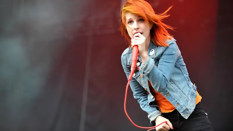 Hayley Williams Kena Infeksi Dada, Paramore Batalkan Konser