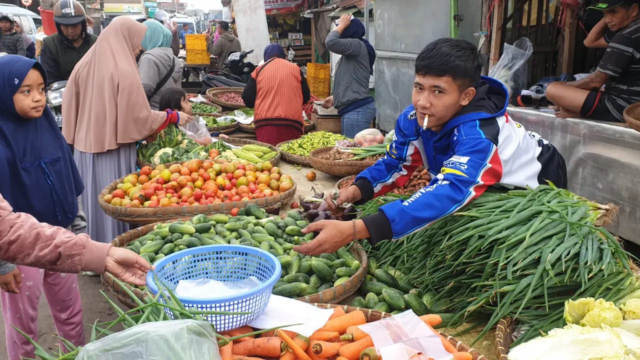Sejumlah pembeli tengah memilih komoditas pertanian di pasar Induk Ciawitali, Garut, Jawa Barat. (Liputan6.com/Jayadi Supriadin)