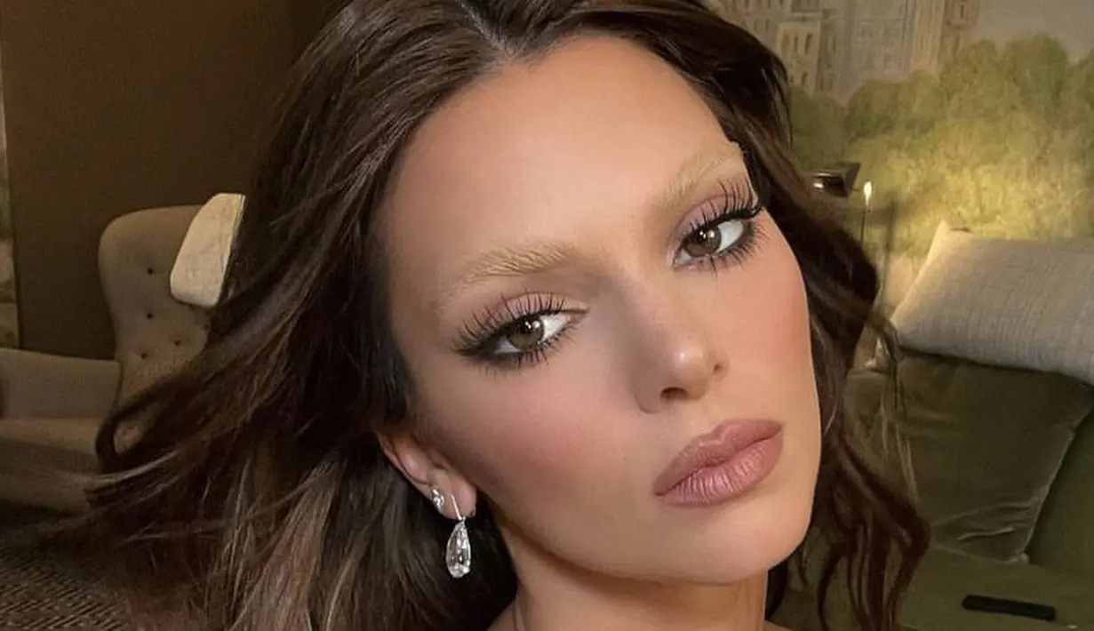 <p>Di acara Met Gala, Kendall Jenner pun membleaching alisnya dengan bulu mata lentiknya</p>