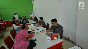 Warga mendaftar permohonan kredit dan pemilihan unit Program Samawa Rumah DP 0 Rupiah di lokasi Rusunami Klapa Village, Jakarta, Minggu (28/7/2019). Proses pengajuan Program Samawa Rumah DP 0 rupiah dimulai dari Sabtu (27/7/2019) sampai tanggal 4 Agustus 2019. (Liputan6.com/Herman Zakharia)