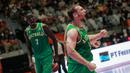 Pemain Timnas Basket Australia, Mitchell McCarron (kanan) melakukan selebrasi usai mencetak poin saat laga final FIBA Asia Cup 2022 antara Timnas Basket Lebanon melawan Timnas Basket Australia di Istora Senayan, Jakarta, Minggu (24/7/2022). Australia menang atas Lebanon 75-73. (Bola.com/Bagaskara Lazuardi)