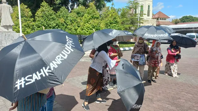 Para PRT DIY melakukan aksi di depan gedung DPRD DIY