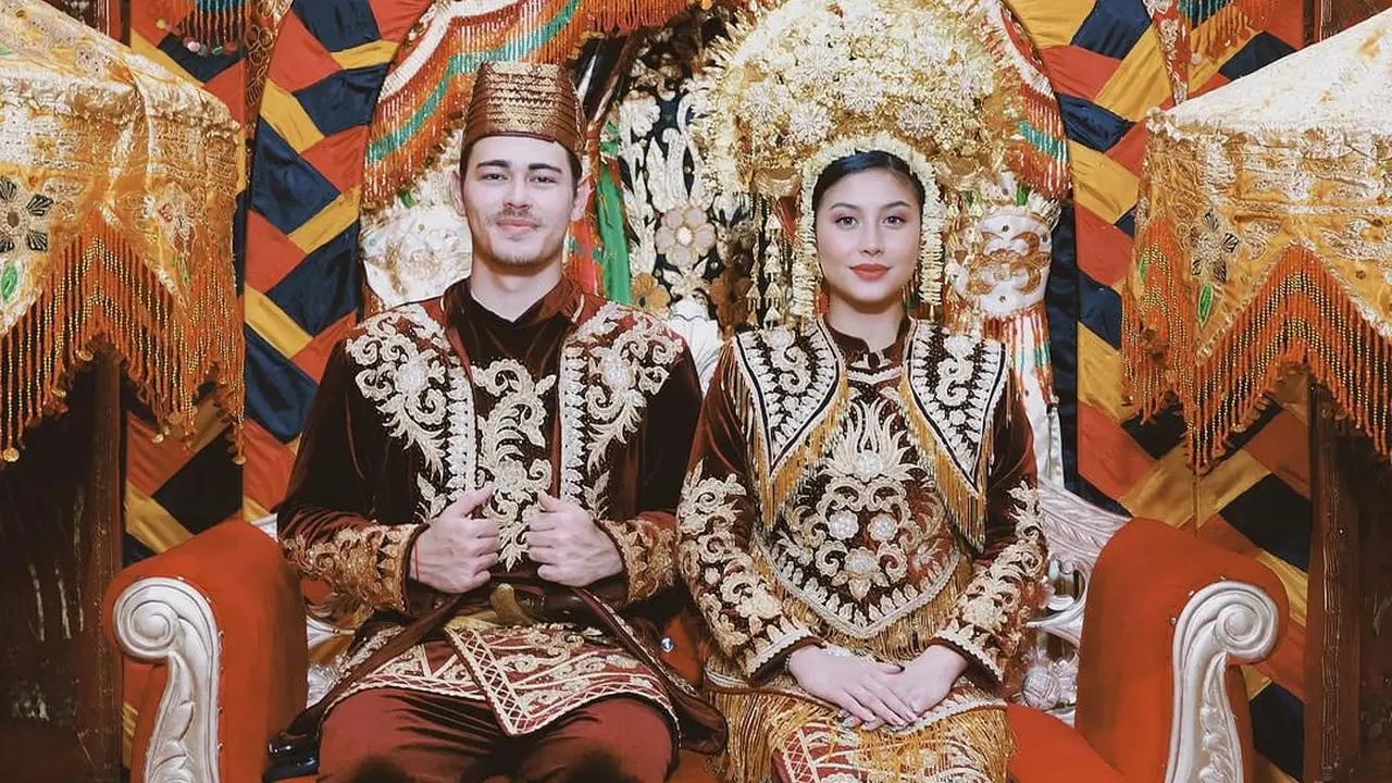 Potret Awkarin dan Abyakta Pakai Baju Adat Minangkabau. (instagram/narinkovilda/abyakta.ernoult)