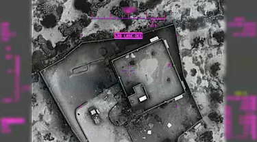 Gambar dari video yang dirilis Departemen Pertahanan AS pada 30 Oktober 2019 menunjukkan rumah persembunyian pemimpin ISIS Abu Bakr al-Baghdadi. Pentagon merilis video dan foto operasi militer pasukan khusus AS yang menewaskan Abu Bakr al-Baghdadi pada 26 Oktober 2019. (Department of Defense via AP)