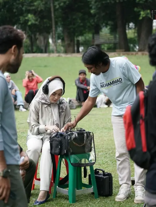 Nabilah Ayu pertama kali terjun ke layar lebar tahun 2014 saat masih bergabung dengan JKT48. 7 tahun berlalu sejak debut, akting sahabat Melody Laksani ini tentunya makin apik dan matang. Selain jadi pemeran, Nabilah Ayu juga mengisi soundtrack film Jomblo Fi Sabilillah bersama Hafiz Bara. Filmnya penuh makna dan relate dengan remaja, banyak yang menantikan film tersebut tayang. (Liputan6.com/IG/@nblh.ayu)