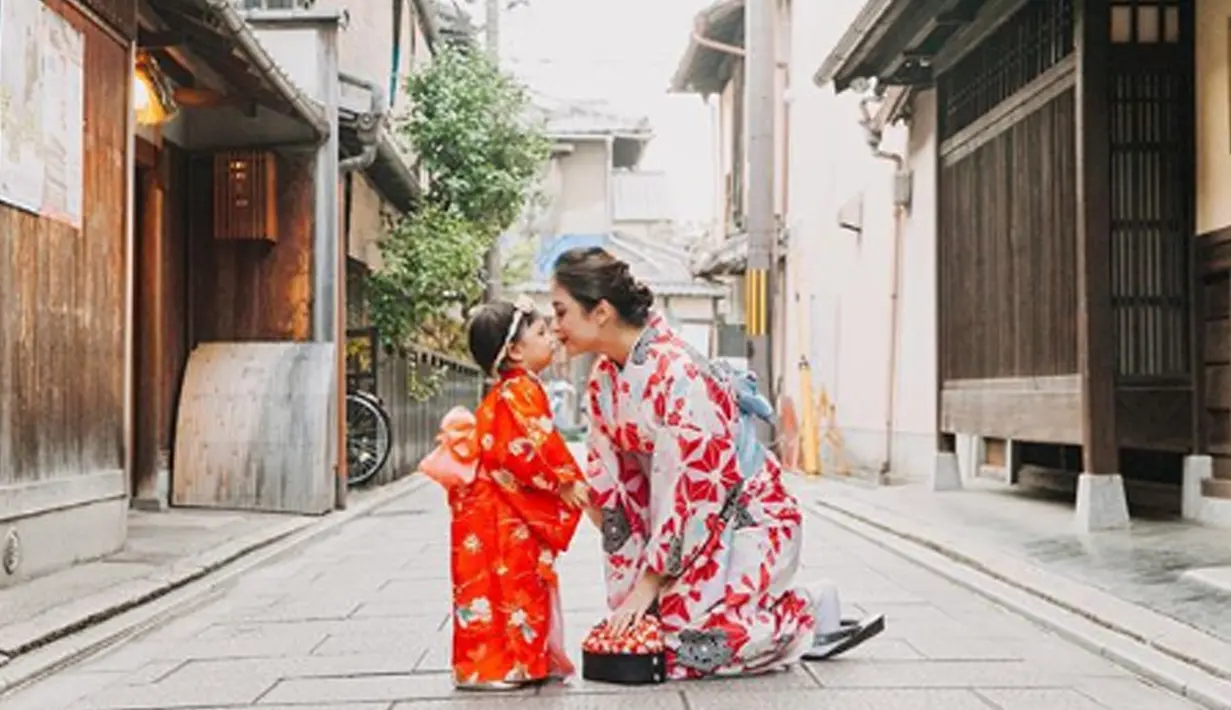 Berlibur ke negeri sakura, Chelsea dan Nastusha terlihat kompak mengenakan busana tradisional Jepang. (Liputan6.com/IG/chelseaoliviaa)