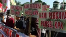 Massa membawa poster saat melakukan aksi mendukung Revisi UU KPK di depan Gedung DPR/MPR RI, Jakarta, Rabu (11/9/2019). Mereka menyuarakan pro dan kontra terhadap revisi Undang-Undang Nomor 30 Tahun 2002 tentang Komisi Pemberantasan Tindak Pidana Korupsi. (Liputan6.com/Johan Tallo)