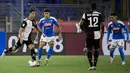 Pemain Juventus Cristiano Ronaldo (kiri) mencoba melewati pemain Napoli Giovanni Di Lorenzo (kedua kiri) pada final Coppa Italia di Olympic Stadium, Roma, Italia, Rabu (17/6/2020). Napoli menjadi juara Coppa Italia 2019-2020 setelah mengalahkan Juventus lewat adu penalti. (Filippo MONTEFORTE/AFP)