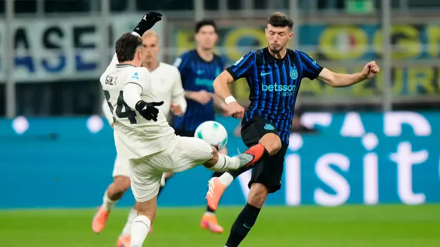 Perebutan bola antara Mario Gila (kiri) dengan Petar Sucic di laga Inter Milan vs Lazio di giornata 11 Serie A 2025/2026 di Giuseppe Meazza, Senin (10/11/2025) dini hari WIB. (AP Photo/Luca Bruno)