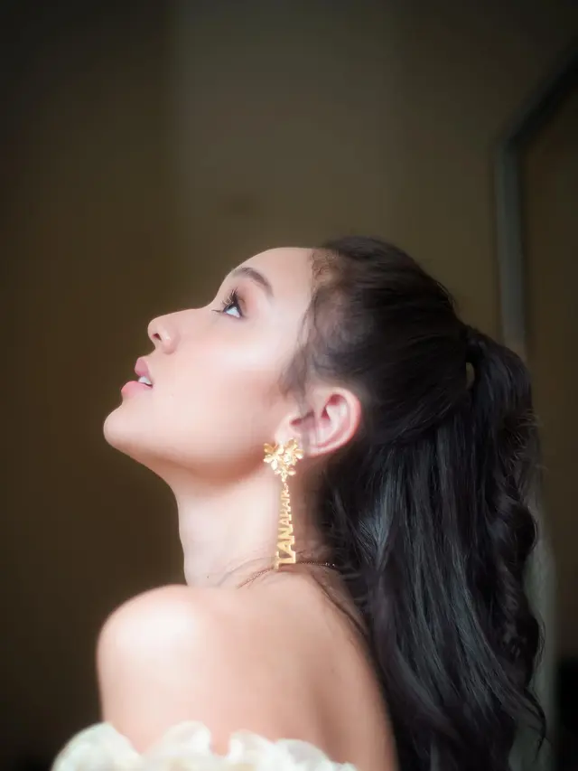 Pesona Anggun dan Cantik Yasmen Napper dalam Balutan Kebaya