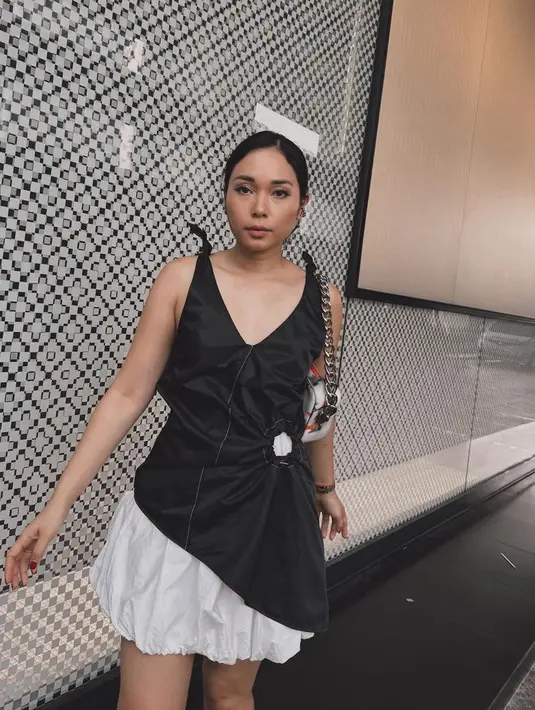 Ayla Dimitri memilih mengenakan rok mini model cloud warna putih dipadukan atasan sleeveless warna hitam model asimetris. [@ayladimitri]