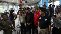 Plt Gubernur DKI Jakarta, Djarot Saiful Hidayat (kiri) meninjau lokasi bom bunuh diri di Halte TransJakarta Koridor 7 Kampung Melayu, Jakarta Timur, Minggu (28/5). (Liputan6.com/Johan Tallo)