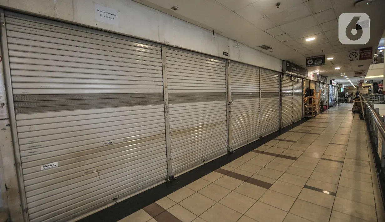 Suasana pusat perbelanjaan kawasan Glodok, Jakarta, Senin (7/6/2021). Data Aprindo mencatat, sepanjang Maret 2020 hingga April 2021 sebanyak 1.250-1.300 toko ritel di Indonesia terpaksa tutup. (merdeka.com/Iqbal S. Nugroho)