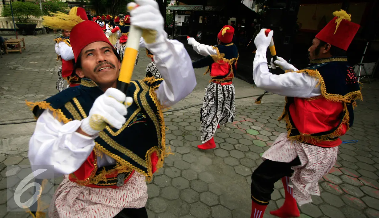 Aksi seorang penari membawakan tarian Badui Al Muin pada Gelar Seni taman Budaya Yogyakarta, Jumat (18/3). Gelar seni yang menampilkan kesenian tradisonal kabupaten-kota Se DIY akan berlangsung hingga 20 Maret 2016. (Liputan6.com/Boy Harjanto)