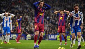 Namun, serangan-serangan yang mereka bangun kerap digagalkan solidnya pertahanan Espanyol. Tampak dalam foto, penyerang Barcelona asal Polandia, Robert Lewandowski (tengah) bereaksi saat pertandingan pekan ke-18 Liga Spanyol 2025/2026 melawan RCD Espanyol di Stadion RCDE, Sabtu 3 Januari 2026 waktu setempat atau Minggu (4/1/2026) dini hari WIB. (MANAURE QUINTERO/AFP)